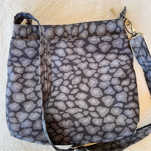 Travelon Gray Leopard Print Crossbody Bag Purse Anti Theft RFID Blocking Travel - Picture 8 of 10
